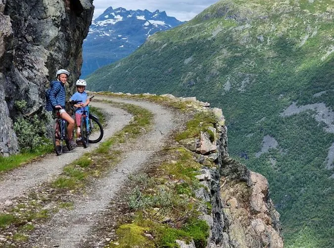 Feriehus New, Mountain Paradise, Biking, Alpine Touring, Skiing In & Out *